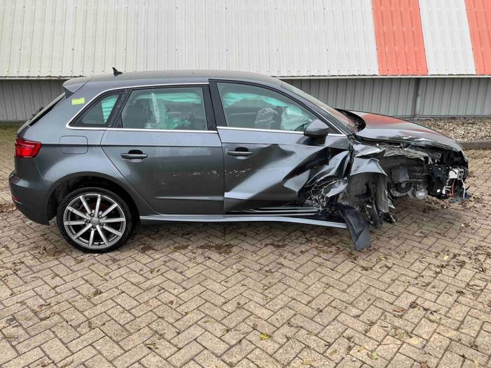 Audi A3 Sportback 1.4 TFSI 16V 40 e-tron Épave (2020, Métallisé, Gris argenté)