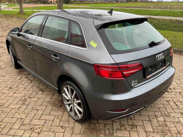 Audi A3 Sportback 1.4 TFSI 16V 40 e-tron Épave (2020, Métallisé, Gris argenté)