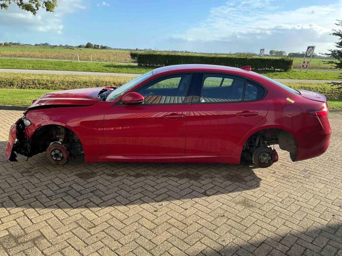 Alfa Romeo Giulia 2.2d 150 16V Vehículo de desguace (2016, Rojo)