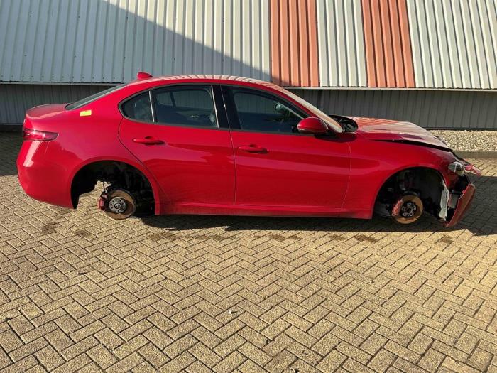 Alfa Romeo Giulia 2.2d 150 16V Vehículo de desguace (2016, Rojo)