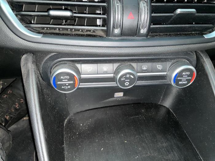 Alfa Romeo Giulia 2.2d 150 16V Vehículo de desguace (2016, Rojo)