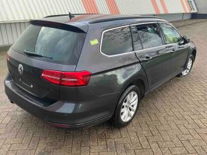 Volkswagen Passat Variant 1.6 TDI 16V Samochód złomowany (2019, Metalik, Srebrnoszary)