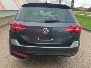 Volkswagen Passat Variant 1.6 TDI 16V Samochód złomowany (2019, Metalik, Srebrnoszary)