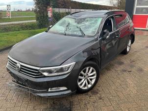 Volkswagen Passat Variant 1.6 TDI 16V Samochód złomowany (2019, Metalik, Srebrnoszary)