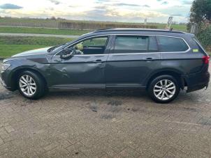 Volkswagen Passat Variant 1.6 TDI 16V Samochód złomowany (2019, Metalik, Srebrnoszary)