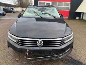 Volkswagen Passat Variant 1.6 TDI 16V Samochód złomowany (2019, Metalik, Srebrnoszary)