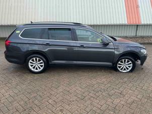 Volkswagen Passat Variant 1.6 TDI 16V Samochód złomowany (2019, Metalik, Srebrnoszary)