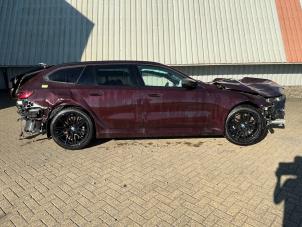 BMW M5 Touring 4.4 xDrive Plug-in Hybrid Épave (2025, Brun)