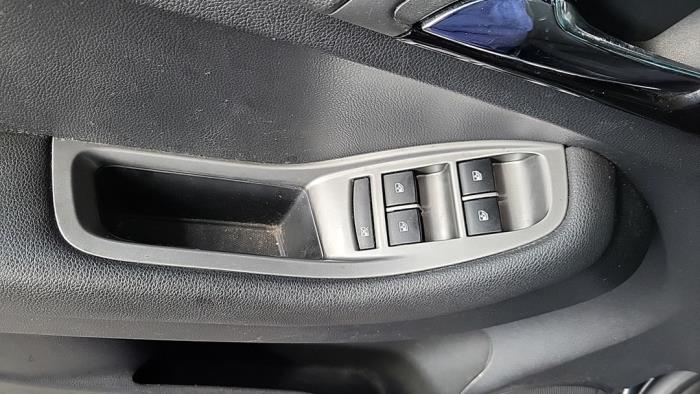 Chevrolet Orlando 1.8 16V VVT Samochód złomowany (2011, Czarny)