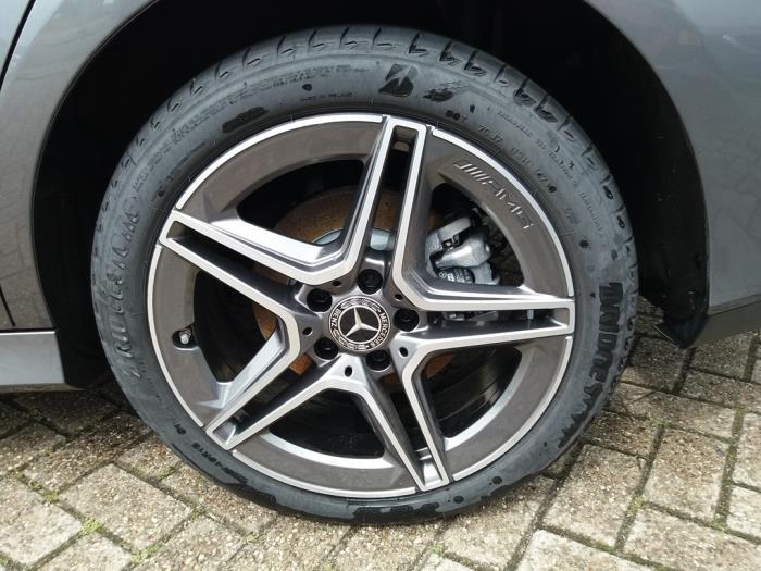 Mercedes CLA Shooting Brake 1.3 CLA-200 Turbo 16V Samochód złomowany (2020, Metalik, Szary)