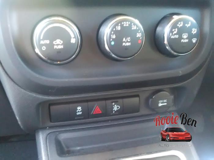 Jeep Patriot 2.2 CRD 16V 4x4 Épave (2012, Gris)