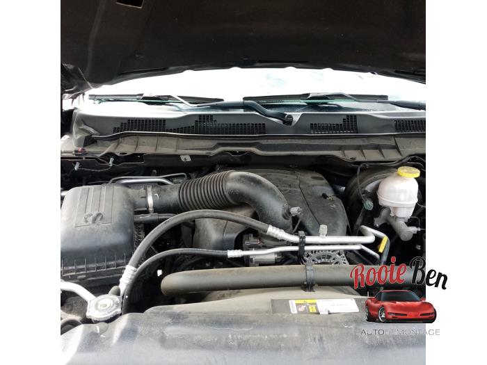Dodge 1500 Crew Cab 5.7 Hemi V8 4x4 Épave (2018, Noir)