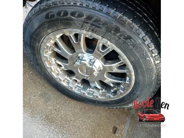 Chevrolet Silverado 1500 Standard Cab 5.3 V8 2500 4x4 Crew Cab Skrotfordon (2018, ZWART)