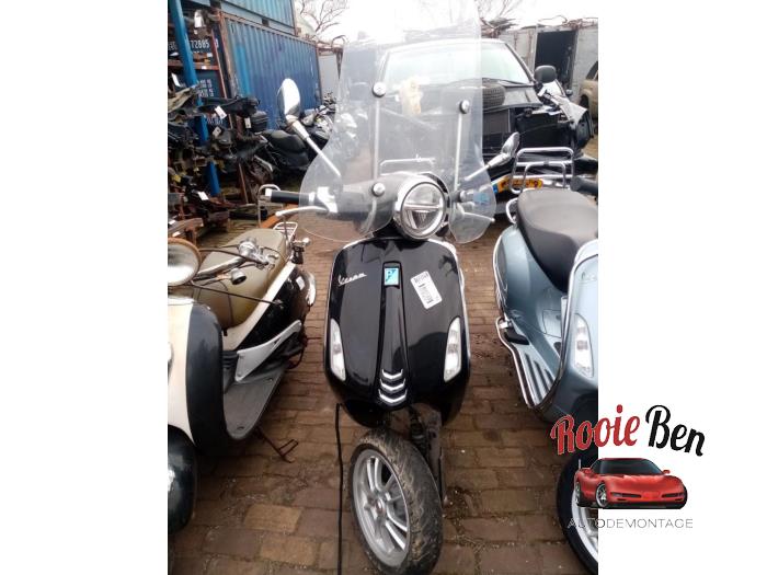 Vespa Scooter (Salvage vehicle, 2019, Granite)