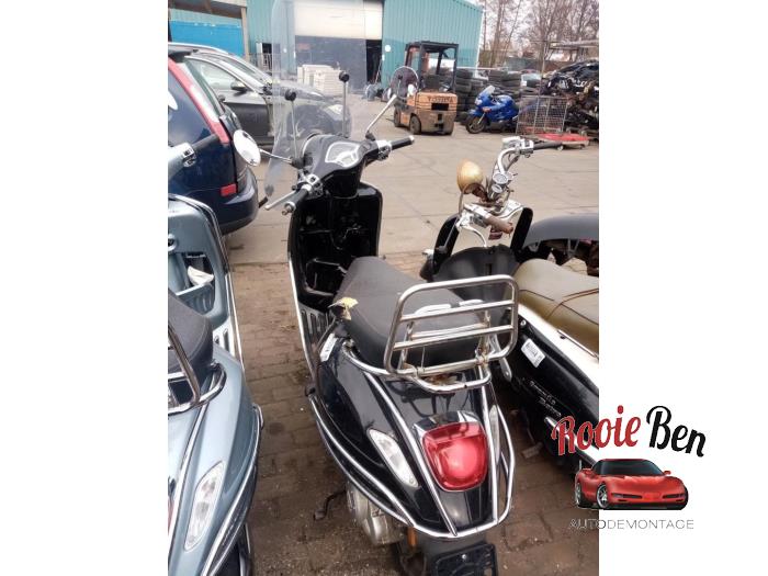 Vespa Scooter (Salvage vehicle, 2019, Granite)