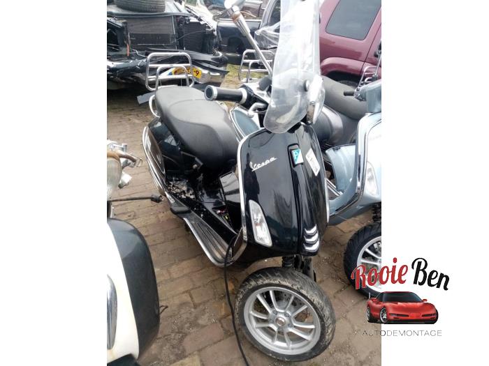 Vespa Scooter (Salvage vehicle, 2019, Granite)