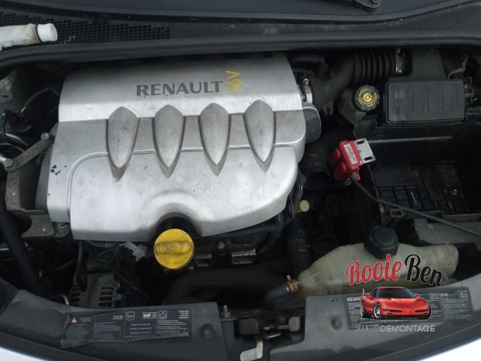 Renault Clio III 1.6 16V Samochód złomowany (2006, Szary)