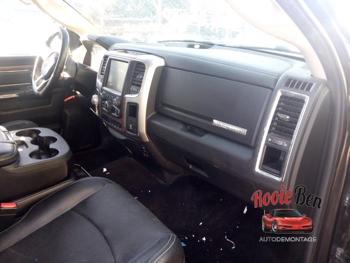 Dodge 1500 Crew Cab 5.7 Hemi V8 4x4 Épave (2016, Noir)