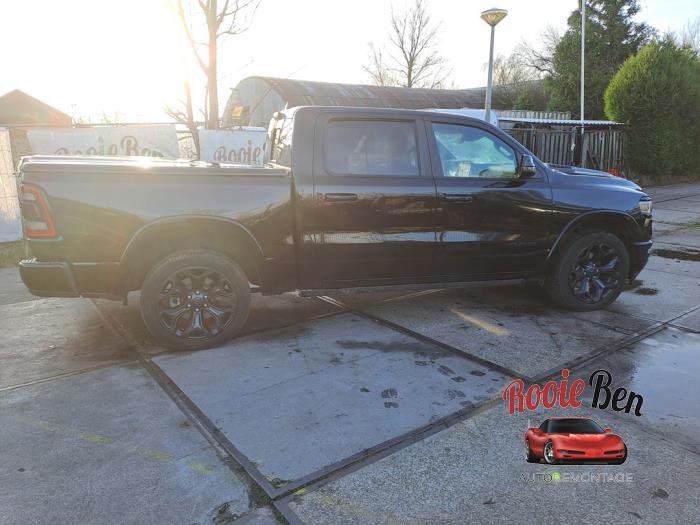 Dodge 1500 Crew Cab 5.7 Hemi V8 4x4 Samochód złomowany (2023, Czarny)