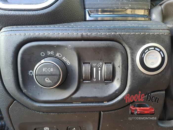 Dodge 1500 Crew Cab 5.7 Hemi V8 4x4 Samochód złomowany (2023, Czarny)
