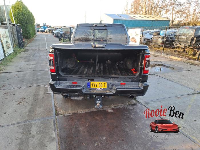 Dodge 1500 Crew Cab 5.7 Hemi V8 4x4 Samochód złomowany (2023, Czarny)