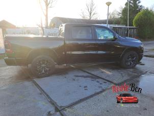 Dodge 1500 Crew Cab 5.7 Hemi V8 4x4 Samochód złomowany (2023, Czarny)