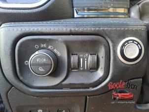 Dodge 1500 Crew Cab 5.7 Hemi V8 4x4 Samochód złomowany (2023, Czarny)