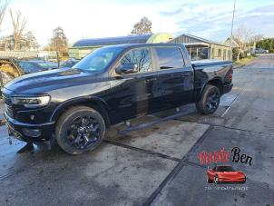 Dodge 1500 Crew Cab 5.7 Hemi V8 4x4 Samochód złomowany (2023, Czarny)