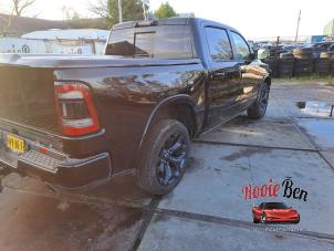 Dodge 1500 Crew Cab 5.7 Hemi V8 4x4 Samochód złomowany (2023, Czarny)