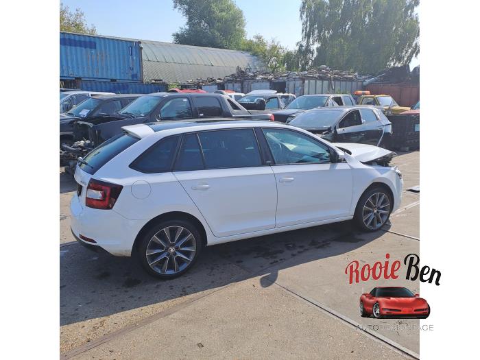 Skoda Rapid 1.2 TSI 16V Samochód złomowany (2015, Bialy)