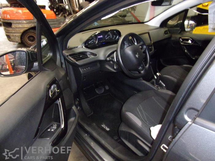 Peugeot 208 I 1.4 HDi Épave (2012, Gris)