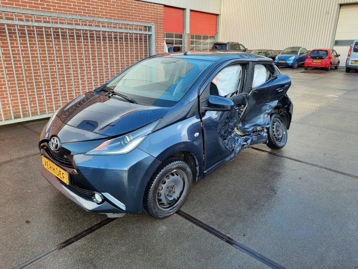 Toyota Aygo 1.0 12V VVT-i Skrotfordon (2017, BLAUW)