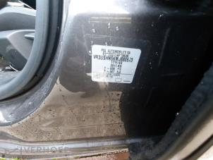 Peugeot 2008 1.2 VTi 12V PureTech 130 Épave (2021, Gris)