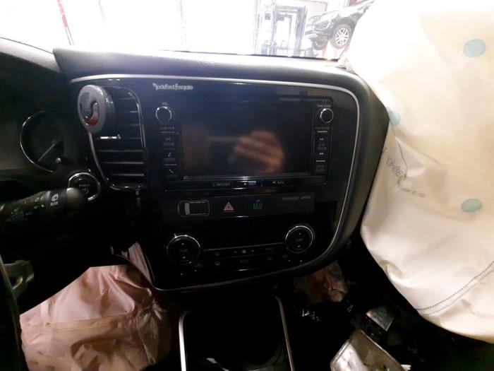 Mitsubishi Outlander 2.0 16V PHEV 4x4 Samochód złomowany (2016, Czarny)