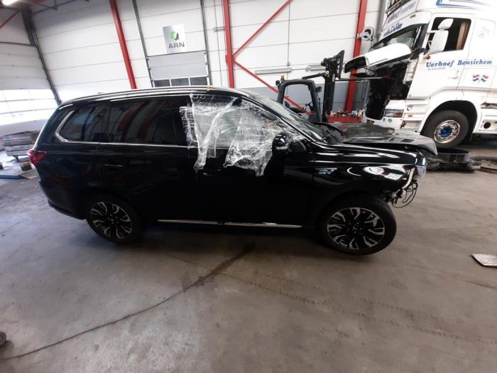 Mitsubishi Outlander 2.0 16V PHEV 4x4 Salvage vehicle (2016, Black)