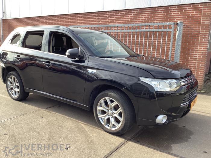 Mitsubishi Outlander 2.0 16V PHEV 4x4 Épave (2013, Noir)