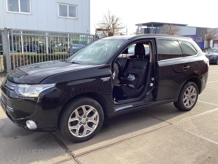 Mitsubishi Outlander 2.0 16V PHEV 4x4 Épave (2013, Noir)