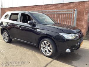 Mitsubishi Outlander 2.0 16V PHEV 4x4 Épave (2013, Noir)