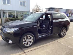 Mitsubishi Outlander 2.0 16V PHEV 4x4 Épave (2013, Noir)