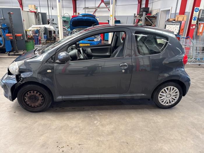 Toyota Aygo 1.0 12V VVT-i Skrotfordon (2005, GRIJS)