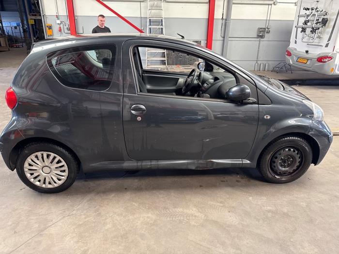 Toyota Aygo 1.0 12V VVT-i Skrotfordon (2005, GRIJS)