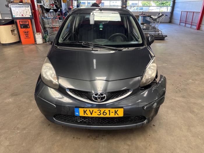 Toyota Aygo 1.0 12V VVT-i Skrotfordon (2005, GRIJS)