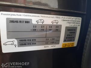 Peugeot 208 II 1.2 Vti 12V PureTech 100 Épave (2022, Gris)