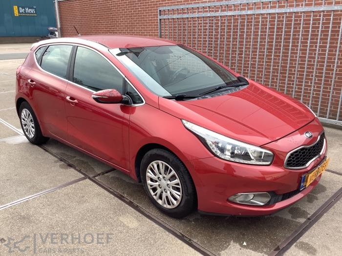 Kia Cee'd 1.6 GDI 16V Samochód złomowany (2013, Czerwony)