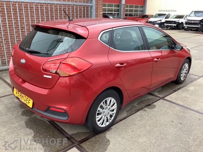 Kia Cee'd 1.6 GDI 16V Samochód złomowany (2013, Czerwony)