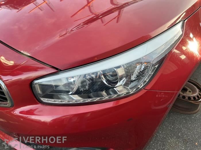 Kia Cee'd 1.6 GDI 16V Samochód złomowany (2013, Czerwony)