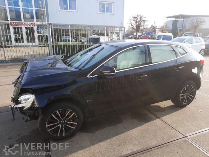 Volvo V40 2.0 D2 16V Épave (2016, Noir)