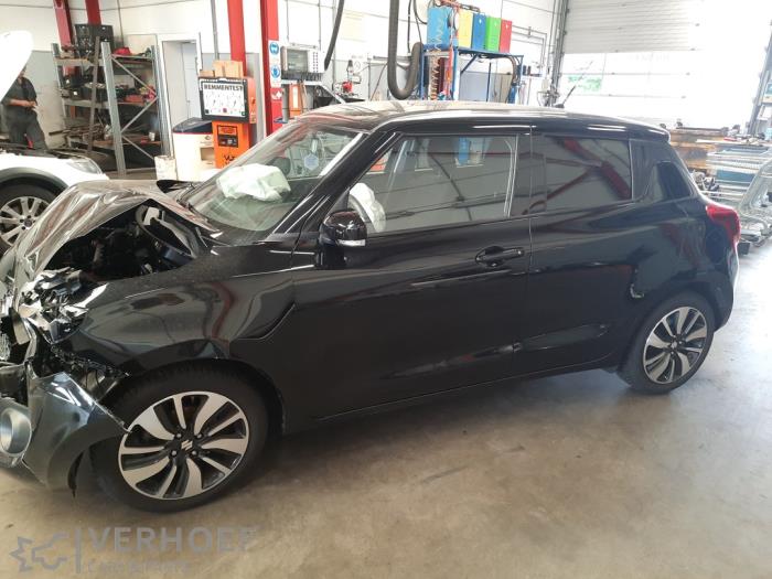 Suzuki Swift 1.2 Dual Jet 16V SHVS Samochód złomowany (2019, Czarny)