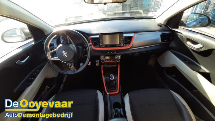 Kia Stonic 1.6 CRDi VGT 16V Épave (2018, Gris)