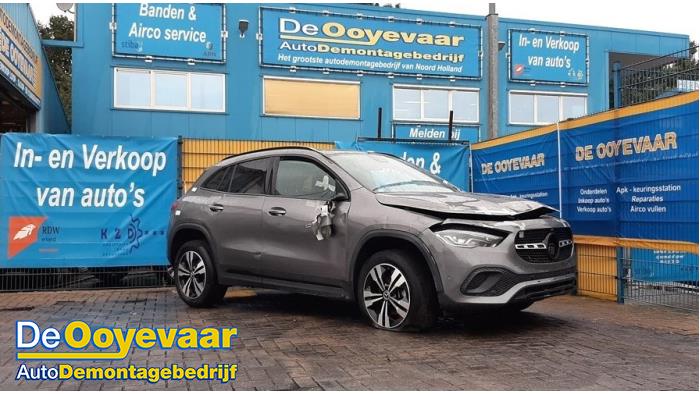 Mercedes GLA 1.3 180 Turbo 16V Épave (2021, Gris)